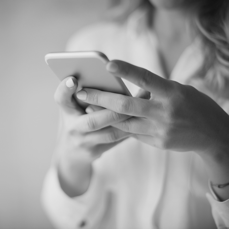 Réservez votre massage bien-être en ligne, sur Instagram, par sms ou par e-mail
